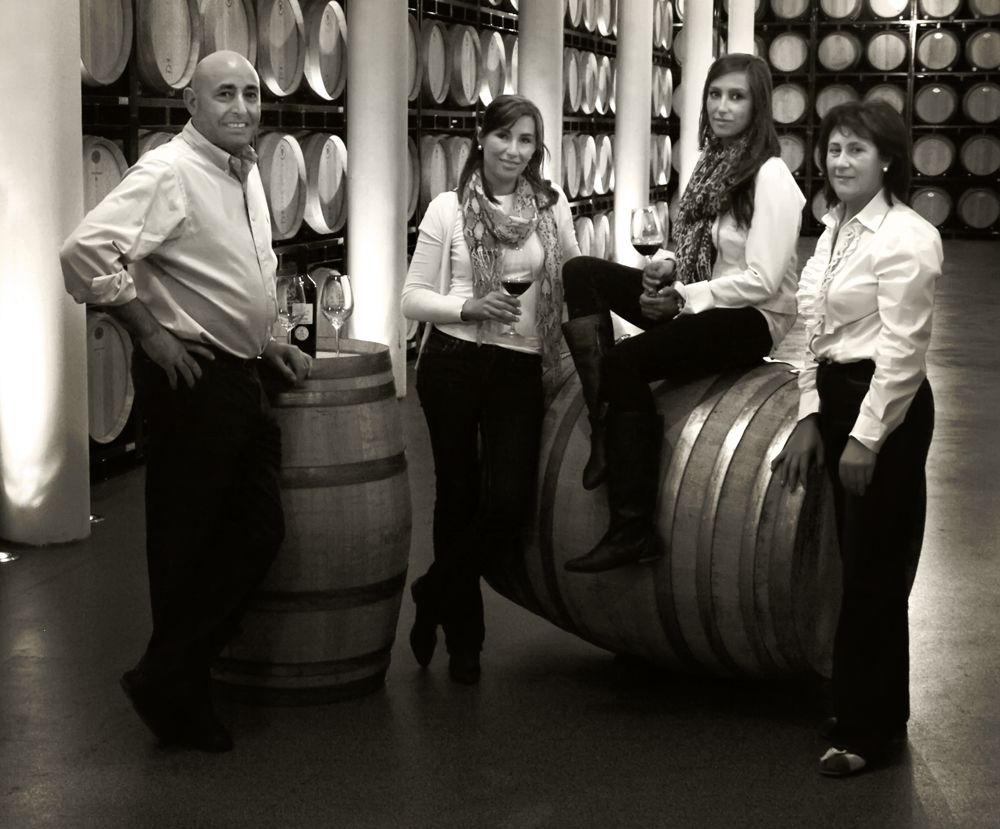 La familia Rodero unida en el viñedo: Carmelo, Elena, María y Beatriz